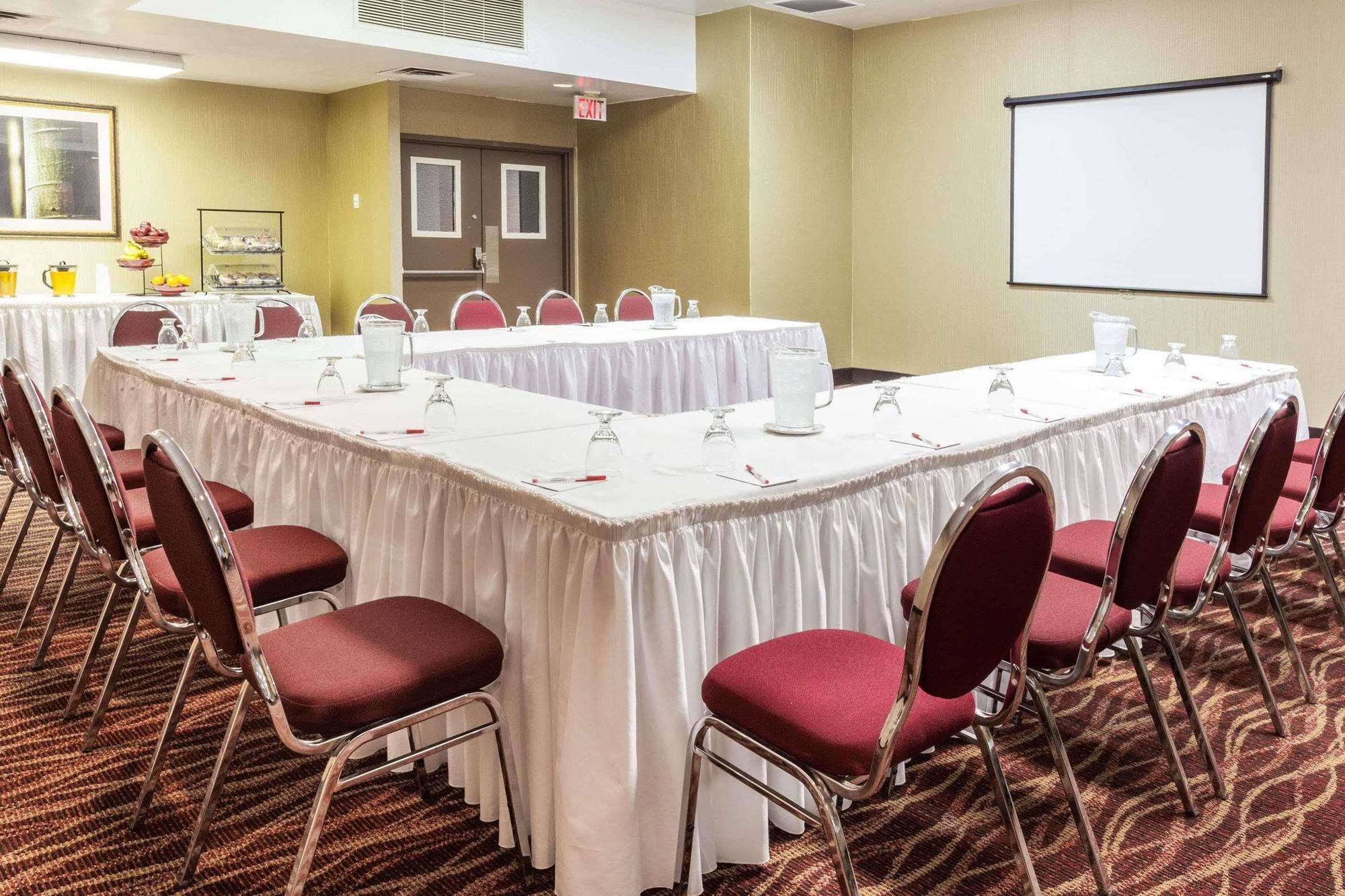 Ramada By Wyndham Timmins Hotel Exterior photo